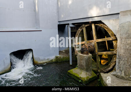 Xvi secolo fucina di acqua al flusso di Oliwa in gioia Valley. Gdansk, provincia di Pomerania, in Polonia, in Europa. Foto Stock