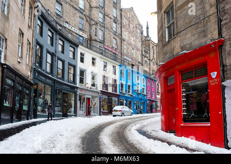 Vista del negozio coloratissimo fronti storica Victoria Street di Edimburgo Città Vecchia dopo la neve pesante, Scotland, Regno Unito Foto Stock