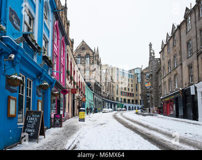 Vista del negozio coloratissimo fronti storica Victoria Street di Edimburgo Città Vecchia dopo la neve pesante, Scotland, Regno Unito Foto Stock