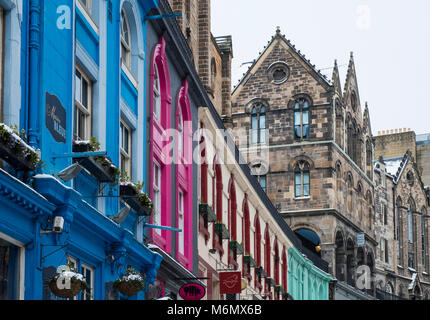 Vista del negozio coloratissimo fronti storica Victoria Street di Edimburgo Città Vecchia dopo la neve pesante, Scotland, Regno Unito Foto Stock