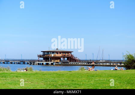 La spiaggia e il molo di Puck (Ger. Putzig) Harbour, provincia di Pomerania, in Polonia, in Europa. Foto Stock