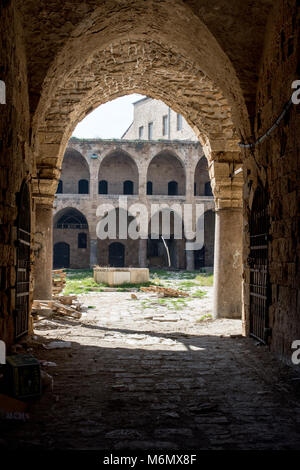 Il cortile della vecchia hostel Khan el Omdan, la città vecchia di Acri, Israele Foto Stock