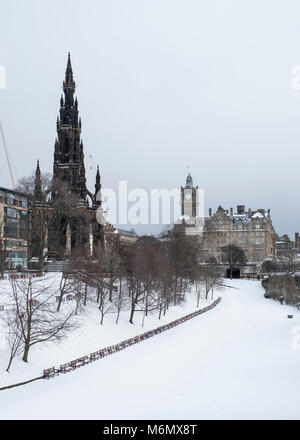Vista su chiuso Princes Street Gardens dopo la neve pesante con neve immacolata di Edimburgo, in Scozia, Regno Unito Foto Stock