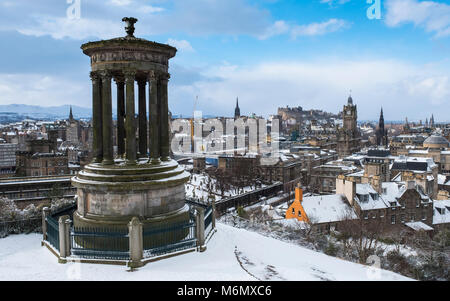 Vista da Calton Hill sulla città di Edimburgo dopo la neve cade , Scozia, Regno Unito Foto Stock