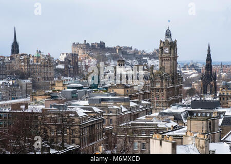 Vista da Calton Hill sulla città di Edimburgo dopo la neve cade , Scozia, Regno Unito Foto Stock
