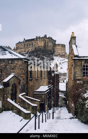 Vista sul Castello di Edimburgo dopo la neve dalla storica Vennel passi al Grassmarket di Edimburgo Città Vecchia, Scotland, Regno Unito Foto Stock