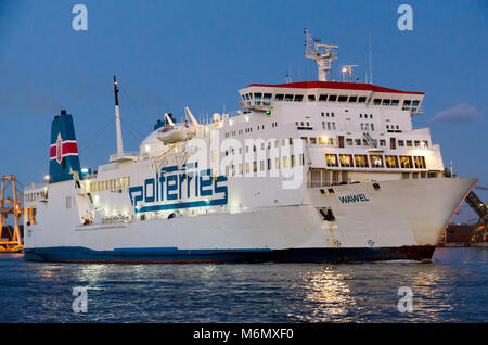 Il traghetto sul fiume Swina nella città di Swinoujscie, Uznam isola, Westpomeranian voivodato, Polonia l'Europa. Foto Stock