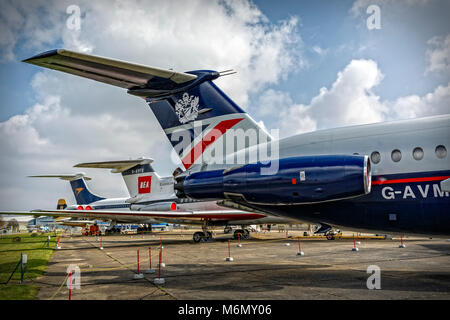 Aeromobile sezioni di coda di un aereo di linea display sul perimetro aviosuperficie presso l'Imperial War Museum Duxford, Cambridgeshire, Regno Unito. Foto Stock