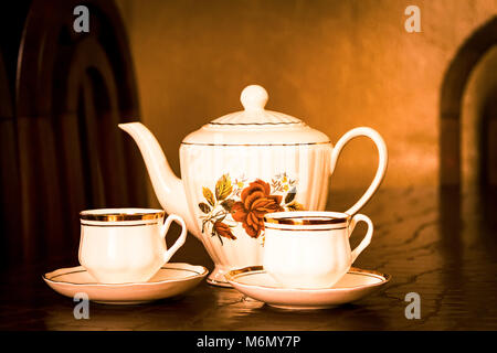 Tea Time: Bella teiera con due tazze di tè. Foto Stock