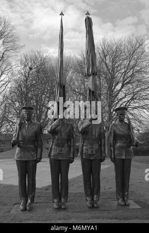 Guardia d'onore la scultura da Zenos Frudakis presso l'Imperial War Museum Duxford, Cambridge. Che rappresentano i colori volo della United States Air Force. Foto Stock