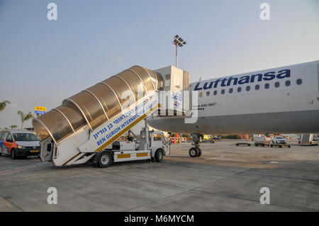 I passeggeri di salire a bordo di un Lufthansa Airbus A321 piano a Ben-Gurion aeroporto internazionale di Israele Foto Stock