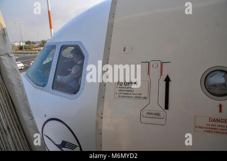 I passeggeri di salire a bordo di un Lufthansa Airbus A321 piano a Ben-Gurion aeroporto internazionale di Israele Foto Stock