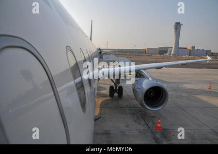 I passeggeri di salire a bordo di un Lufthansa Airbus A321 piano a Ben-Gurion aeroporto internazionale di Israele Foto Stock