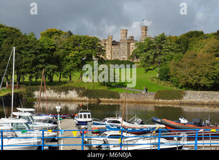 Regno Unito, Scozia, Ebridi Esterne, Lewis e Harris, isola di Lewis. Il castello di Lews e porto di Stornoway Foto Stock