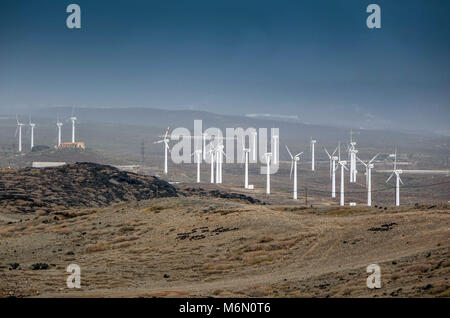 Wind Farm contro il cielo, Abades, il sud di Tenerife, Isole Canarie, Spagna Foto Stock