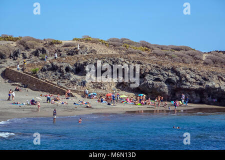 Abades beach, Poris de Abona, Tenerife Sud con i gruppi della famiglia durante il fine settimana Foto Stock