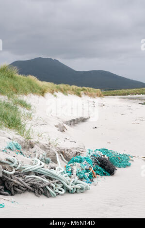 La pesca di funi e reti scartato e aggrovigliato in la spiaggia e le dune di sabbia sulla spiaggia Howmore, Sud Uist, Ebridi Esterne, Scotland, Regno Unito Foto Stock