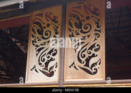 Disegni tradizionali scolpita in legno, Sarawak Villaggio Culturale, Kuching, Borneo Malaysia Foto Stock