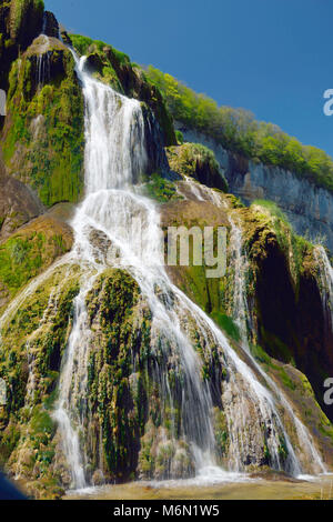 La Cascata Tufs su il sito naturale di 'la reculee de Baume-les-Messieurs" nel dipartimento del Giura (centro-est della Francia) Foto Stock