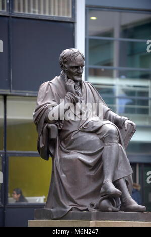 John Dalton statua a Manchester Metropolitan University Foto Stock