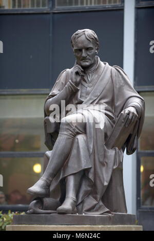 John Dalton statua a Manchester Metropolitan University Foto Stock