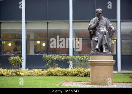 John Dalton statua a Manchester Metropolitan University Foto Stock