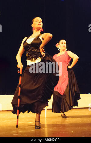 Donne che indossano vestiti tradizionali balli Flamenco il quartiere Sacromonte di Granada, Andalusia, Spagna Foto Stock