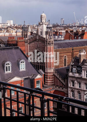 Vista sul tetto compresi chiesa della Santa Trinità, Sloane Street, Londra Foto Stock