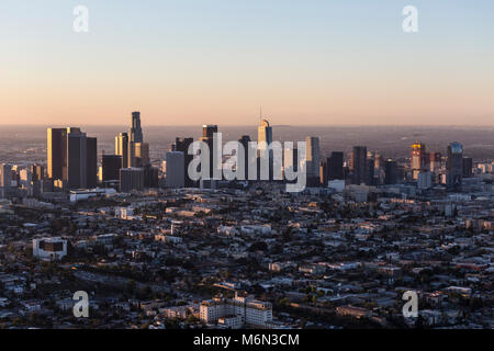Los Angeles, California, Stati Uniti d'America - 20 Febbraio 2018: la mattina presto vista aerea del centro di Los Angeles cityscape urban skyline. Foto Stock