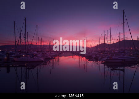 Marina con yacht e imbarcazioni al bel tramonto a Getxo Foto Stock