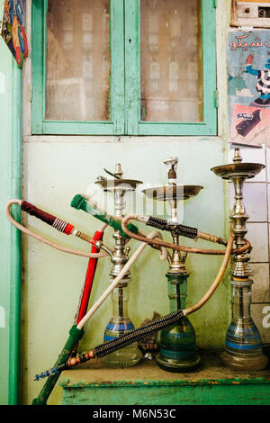 Narguile waterpipes nella cucina di un piccolo hotel in Dakhla Oasis, Egitto Foto Stock