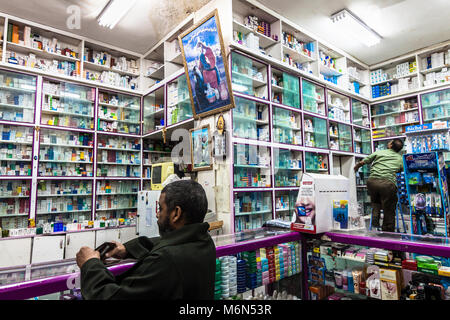 Una Cristiana Copta eseguire farmacia con decorazione religiosa all Oasi di Al-Kharga, Egitto Foto Stock