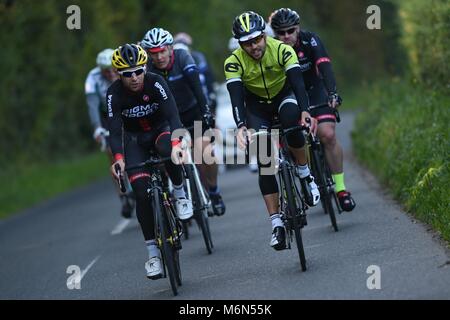 Marathon Bike ride, più piloti in campagna Foto Stock
