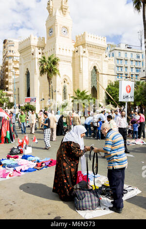 Una donna negozi per una cintura di sicurezza in posizione di stallo in un mercato di strada accanto ad Al Qaed Ibrahim moschea. Alessandria, Egitto Foto Stock