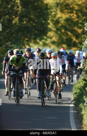 Marathon Bike ride, più piloti in campagna Foto Stock