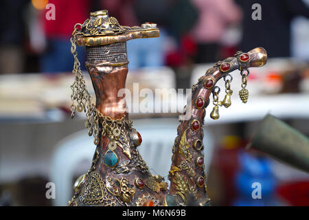 Oriental brocca decorata con perle e catene Foto Stock