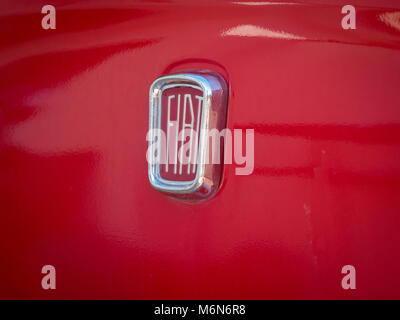 Vintage Rosso Fiat badge sulla parte anteriore della macchina Foto Stock
