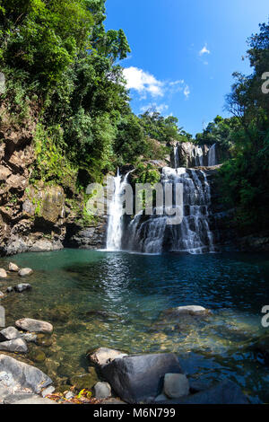 Nauyaca cascate con una piscina profonda foro e rocce di grandi dimensioni nel sud del Pacifico di Costa Rica, una popolare meta di escursioni. Foto Stock