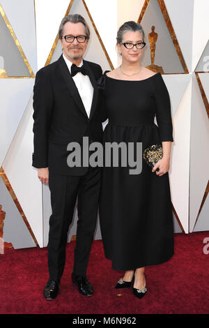 Hollywood, Stati Uniti d'America. 04 Mar, 2018. Gary Oldman e Gisele Schmidt frequentando il novantesimo annuale di Academy Awards di Hollywood & Highland Center su Marzo 4, 2018 in Hollywood, la California. Credito: Geisler-Fotopress/Alamy Live News Foto Stock