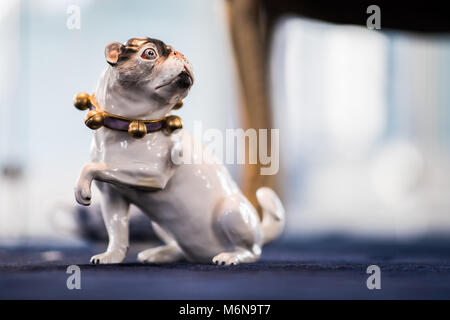 22 febbraio 2018, Germania, Duesseldorf: un pug realizzato in porcellana Meissener, creato da Johann Joachim Kaendler intorno all'anno 1740, è in mostra presso il Hetjens-Museum. La mostra 'Garantiert stubenrein! Möpse aus Meissener Porzellan und ihre Freunde' (lit. "Sicuramente casa-addestrato! Porcellana Meissener pugs e i loro amici") è composta da oltre sessanta pugs. Foto: Marcel Kusch/dpa Foto Stock