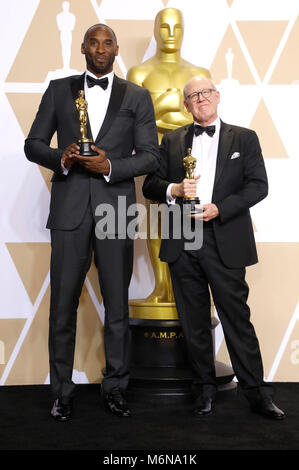 Kobe Bryant e Glen Keane, i vincitori del premio per il "Miglior Cortometraggio', pongono in sala stampa al novantesimo annuale di Academy Awards di Hollywood & Highland Center su Marzo 4, 2018 in Hollywood, la California. Foto Stock