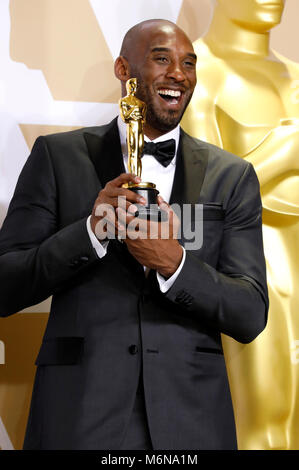 Kobe Bryant, vincitore del premio per il "Miglior Cortometraggio', pone in sala stampa al novantesimo annuale di Academy Awards di Hollywood & Highland Center su Marzo 4, 2018 in Hollywood, la California. Foto Stock