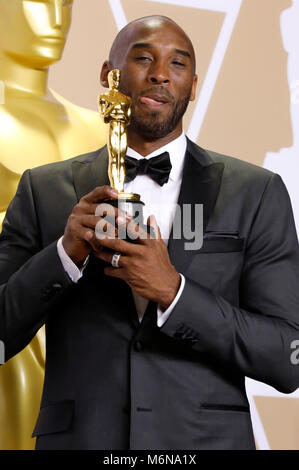 Kobe Bryant, vincitore del premio per il "Miglior Cortometraggio', pone in sala stampa al novantesimo annuale di Academy Awards di Hollywood & Highland Center su Marzo 4, 2018 in Hollywood, la California. Foto Stock