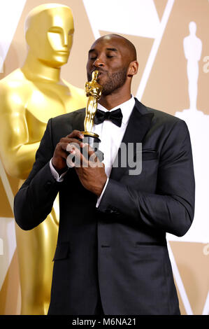 Kobe Bryant, vincitore del premio per il "Miglior Cortometraggio', pone in sala stampa al novantesimo annuale di Academy Awards di Hollywood & Highland Center su Marzo 4, 2018 in Hollywood, la California. Foto Stock