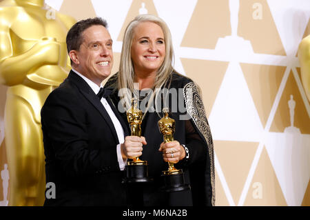 Lee Unkrich e darla K. Anderson, i vincitori del premio per la migliore animazione', pongono in sala stampa al novantesimo annuale di Academy Awards di Hollywood & Highland Center su Marzo 4, 2018 in Hollywood, la California. Foto Stock