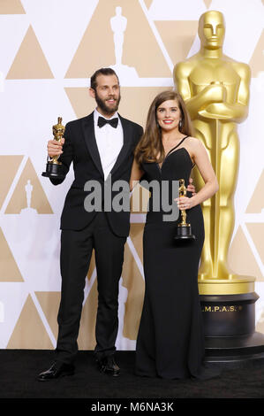 Chris Overton e Rachel Shenton, i vincitori del premio per "Best live action short film", pongono in sala stampa al novantesimo annuale di Academy Awards di Hollywood & Highland Center su Marzo 4, 2018 in Hollywood, la California. Foto Stock