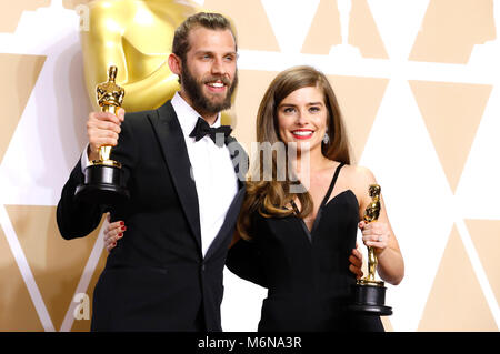 Chris Overton e Rachel Shenton, i vincitori del premio per "Best live action short film", pongono in sala stampa al novantesimo annuale di Academy Awards di Hollywood & Highland Center su Marzo 4, 2018 in Hollywood, la California. Foto Stock