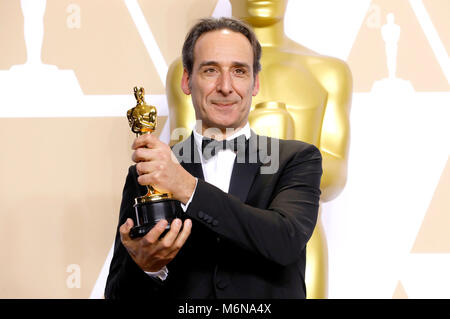 Alexandre Desplat, vincitore del premio per la migliore musica originale", pone in sala stampa al novantesimo annuale di Academy Awards di Hollywood & Highland Center su Marzo 4, 2018 in Hollywood, la California. Foto Stock