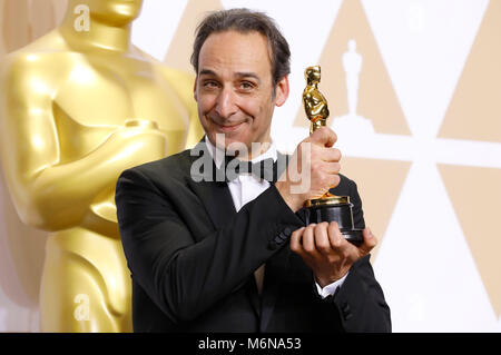 Alexandre Desplat, vincitore del premio per la migliore musica originale", pone in sala stampa al novantesimo annuale di Academy Awards di Hollywood & Highland Center su Marzo 4, 2018 in Hollywood, la California. Foto Stock