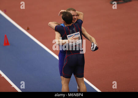 Birmingham, Regno Unito. 4 Marzo, 2018. Renaud LAVILLENIE (medaglia d'oro) (Francia) e Sam KENDRICKS (medaglia d'Argento) (USA) abbraccio dopo un intenso Pole Vault concorrenza a la IAAF Campionati mondiali Indoor Credit: Ben Booth/Alamy Live News Foto Stock